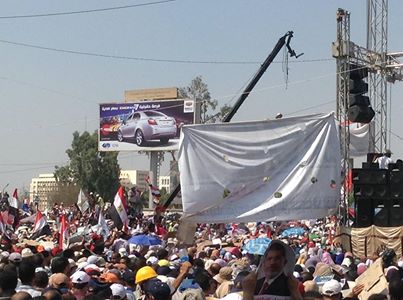 عشرات الآلاف من مؤيدي مرسي أمام جامع رابعة العدوية ويرفعون الأحذية للطائرات العسكرية
