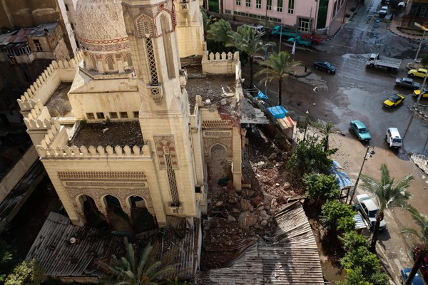 انهيار مئذنة مسجد ابن خلدون في الإسكندرية بسب سوء الأحوال الجوية