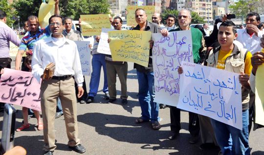 سلاسل بشرية بمحطة مصر بالإسكندرية بعيد العمال للمطاليبة بإقرار قانون العمل الموحد والحريات النقابية