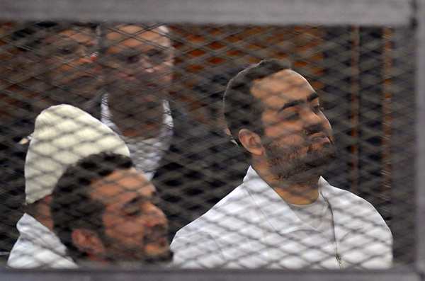 الجارديان: الحكم على ثلاثة نشطاء علمانيين يثير غضب الثوار ..لكن تأثيره على الشارع المصري غير واضح