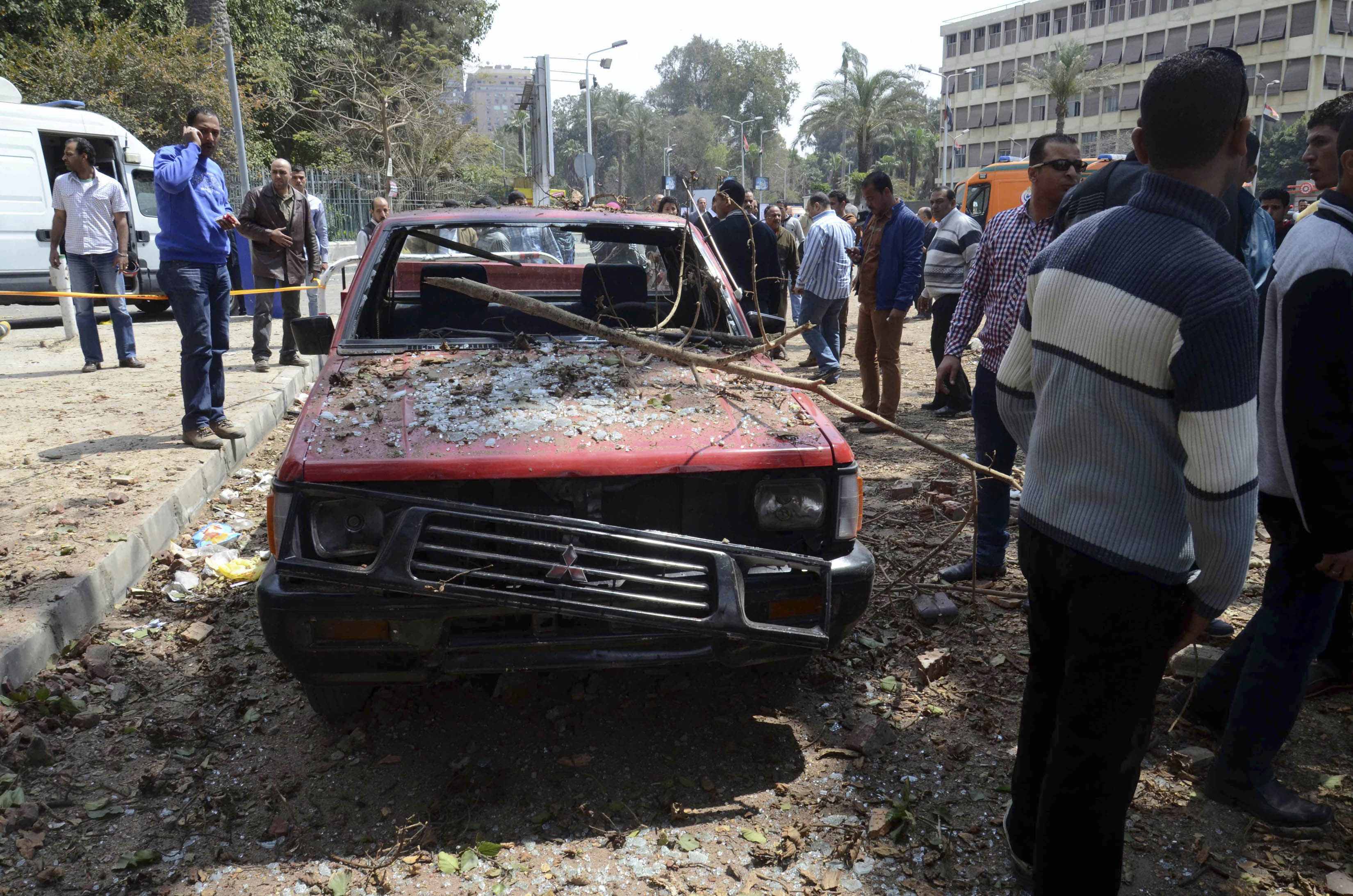 إصابة 8 أشخاص من بينهم 4 ضباط شرطة إثر انفجار عبوة محلية الصنع أمام جامعة القاهرة
