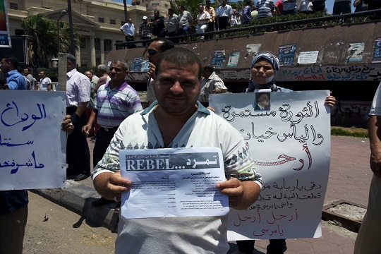 متظاهرون يقطعون طريق الكورنيش بالإسكندرية ويرفعون رغيف الخبز احتجاجا على تدني الخدمات