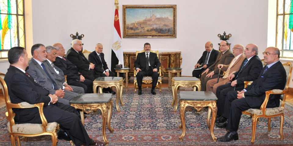 صحيفة: مرسي يجتمع الأحد مع الهيئات القضائية لحل الخلافات 