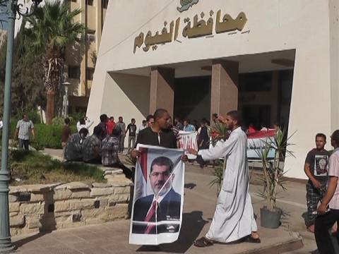 مؤيدون لمرسي يقتحمون مبنى محافظة الفيوم ويعتصمون بداخله