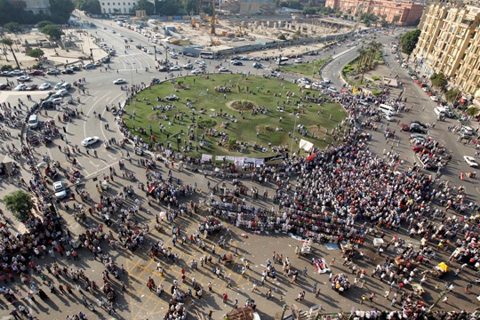 المسيرات تتوافد على التحرير.. ومنصة تطالب الرئيس بإعادة عمر عبد الرحمن 
