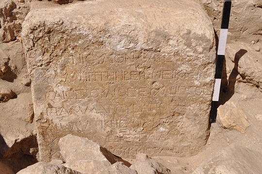 وزارة الآثار: اكتشاف لوحتين أثريتين على ساحل البحر الأحمر