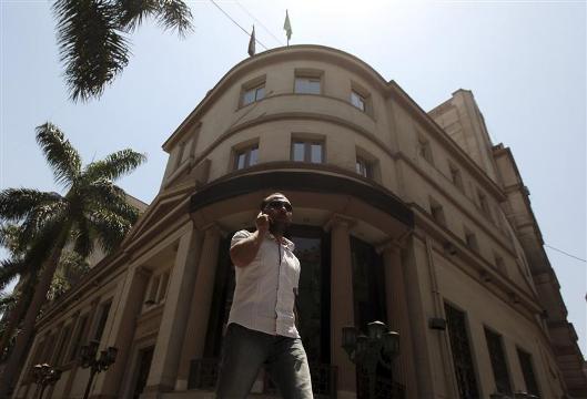 السيولة الضعيفة والتطورات السياسية تخيم على آفاق البورصة المصرية