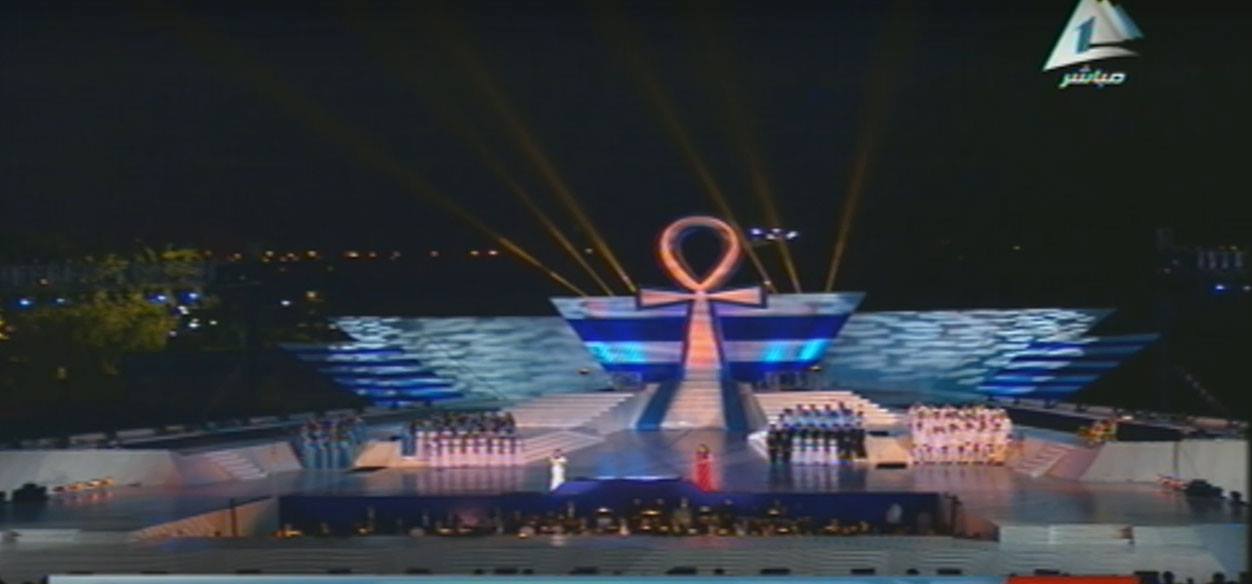 السيسي يصل إلى مسرح الحفل المسائي الخاص بافتتاح قناة السويس الجديدة