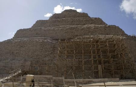 وزير الآثار: هرم زوسر الأقدم في التاريخ يجري ترميمه بدون مشكلات تقنية