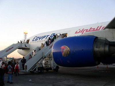 وصول الطائرة المصرية المحتجزة بالسويد إلى مطار القاهرة الدولي