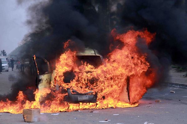 مجهولون يشعلون النيران في سيارتين تابعتين لمجلس مدينة القوصية ومحول كهرباء في أسيوط