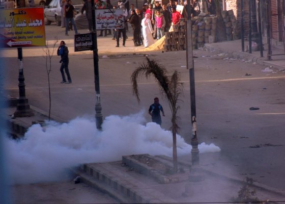 أمن السويس يطلق القنابل المسيلة للدموع لتفريق تظاهرة مشيعي جنازة الشقيقين ضحايا الاشتباه الأمني