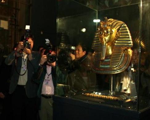 إحالة 8 مرممين بالمتحف المصري للمحاكمة لتسببهم في إتلاف قناع توت عنخ آمون