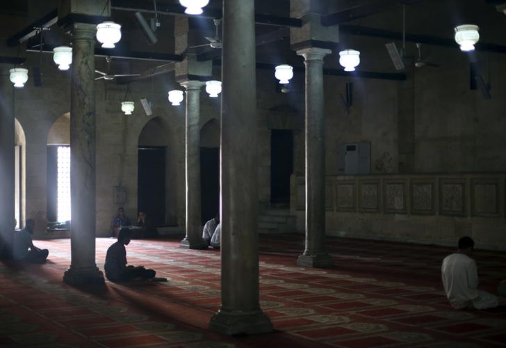 الأوقاف: جميع المساجد والزوايا التي لها إمام أو خطيب أو قاريء معتمد مفتوحة لصلاة التراويح 