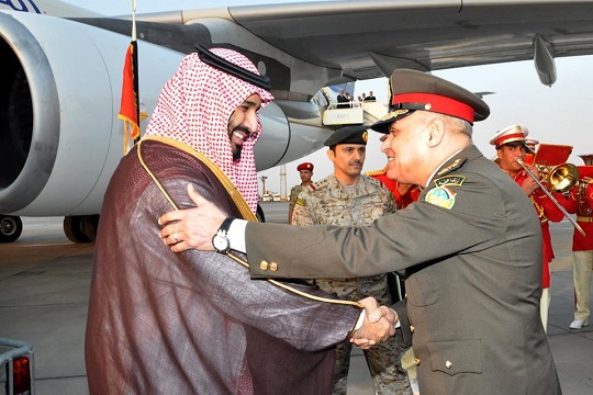 وزير الدفاع يبحث مع نظيره السعودي التعاون المشترك