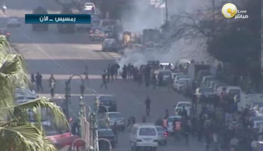 اشتباكات بين الشرطة وأنصار الإخوان في شارع رمسيس تزامنا مع محاكمة مرسي