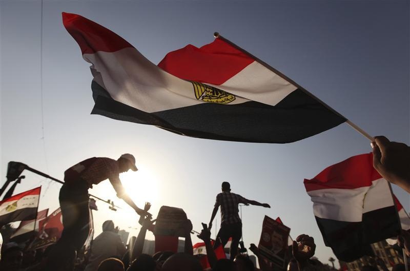 وزير التنمية المحلية: رفع علم مصر على المصالح الحكومية والشركات الخاصة تنفيذا للقانون الجديد