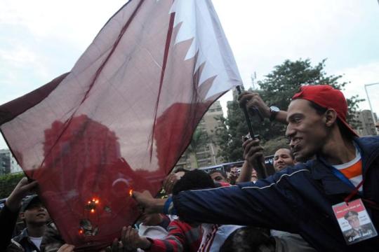 نشطاء يتظاهرون أمام السفارة القطرية بالقاهرة للمطالبة بطرد السفير 