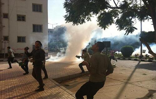 قوات الجيش والشرطة تقتحم جامعة المنصورة لفض مظاهرة لطلاب 