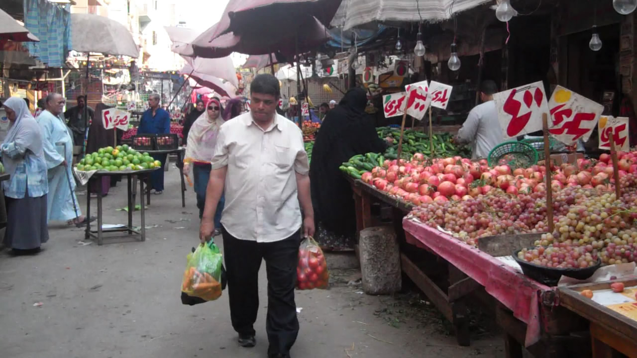 مواطنون: تجار الخضر والفاكهة يتجاهلون التسعيرة الحكومية الاسترشادية