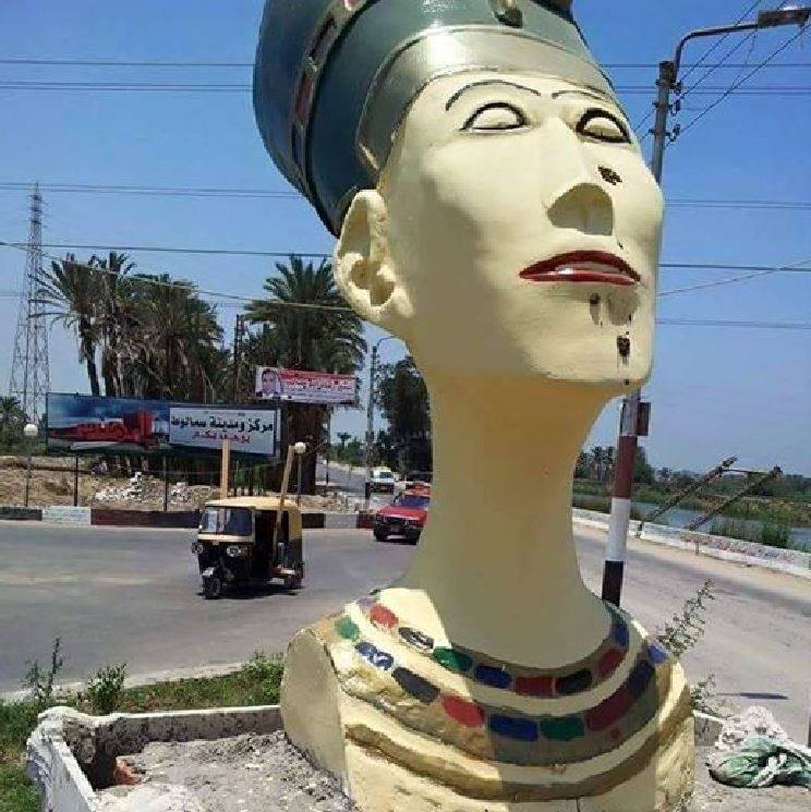 إزالة تمثال مشوه لرأس نفرتيتي من مدخل مدينة سمالوط بالمنيا