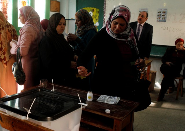مصريون يعتبرون التصويت بلا على الدستور ترفا لا يمكن تحمله