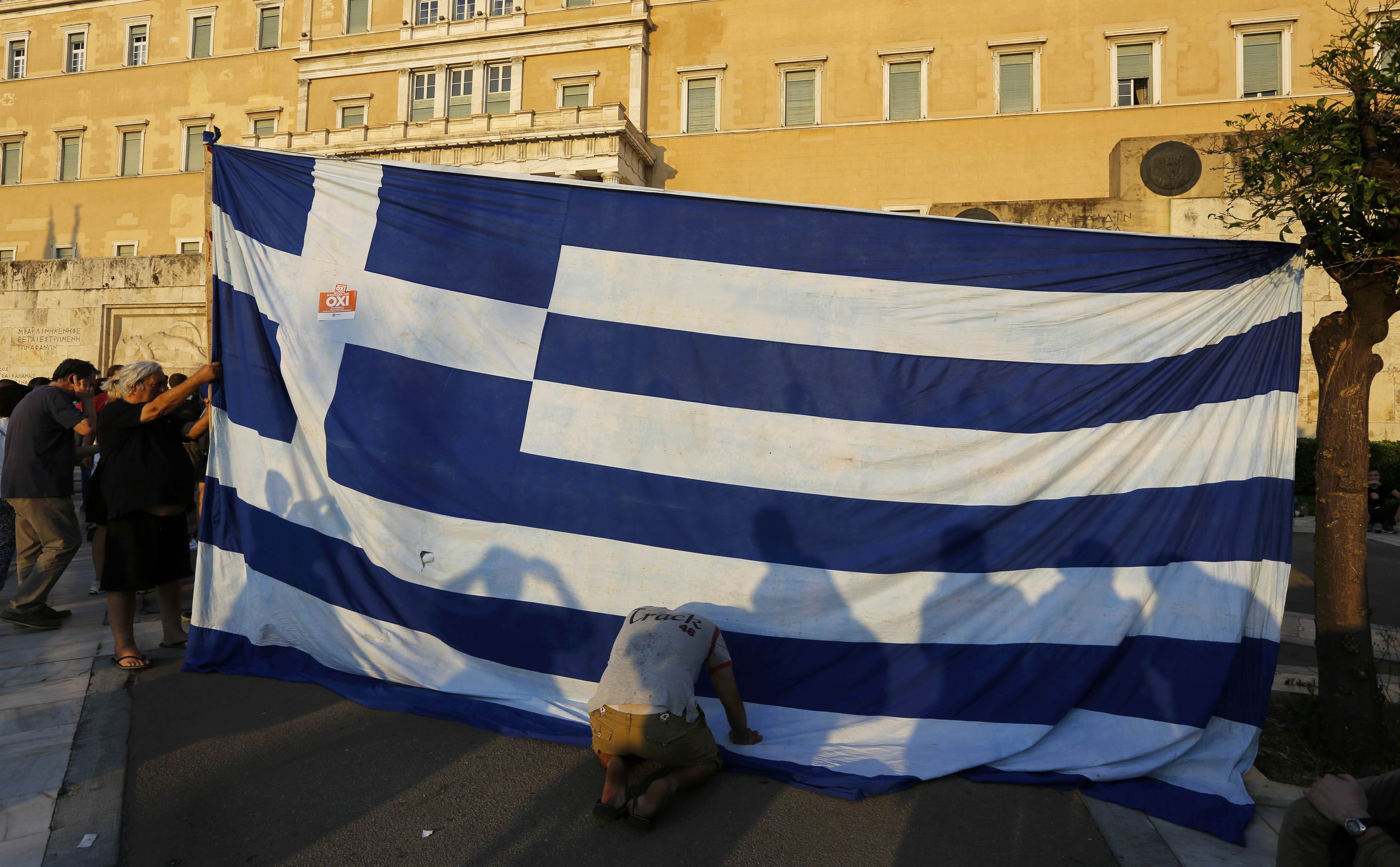 لماذ يخيم شبح الإفلاس على اليونان حاليا؟