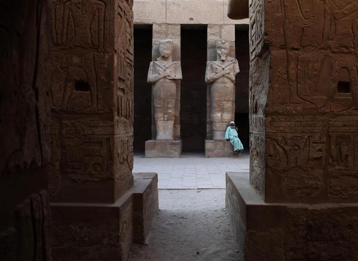 مصر تبدأ ترميم تمثالي الملك أمنحتب الثالث بمدينة الأقصر الجنوبية