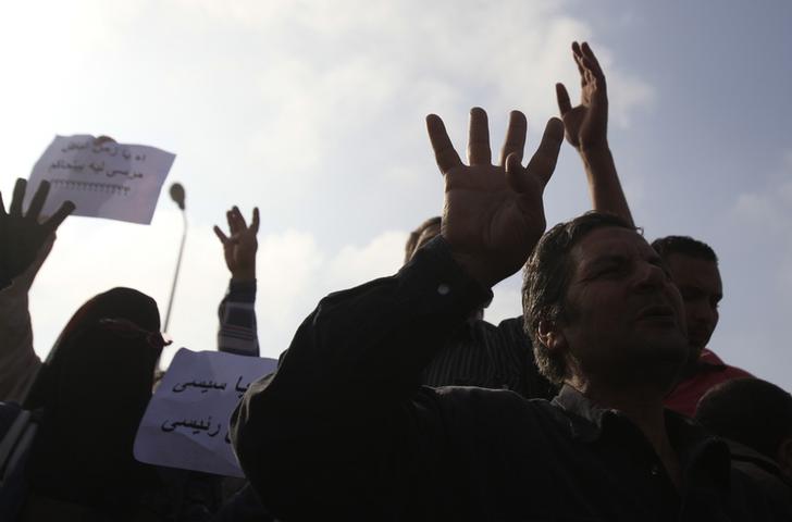 أنصار مرسي أمام المحكمة يهاجمون طواقم العربية وأون تي في وسي بي سي والحياة وصدى البلد