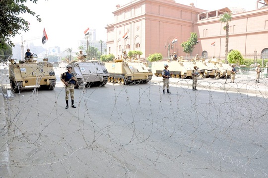 قوات الجيش والشرطة تغلق ميدان التحرير بشكل كامل أمام حركة المرور
