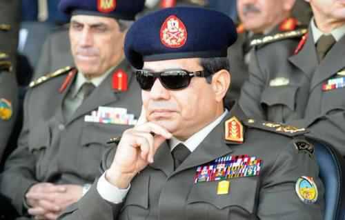 السيسي يطالب الشرطة العسكرية بمعاونة قوات الأمن في التصدي للهاربين والخارجين عن القانون