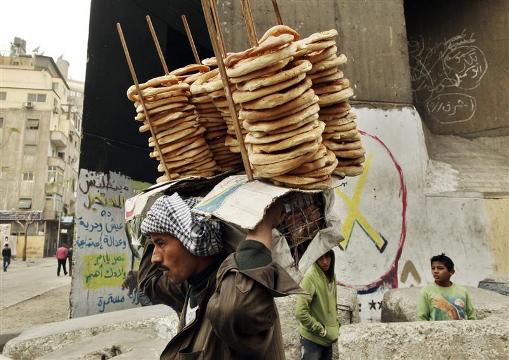 خبراء: كارثة الدين العام تتحدى الإصلاح الاقتصادي..ومخاوف من وصوله إلى 3 تريليونات عام 2017