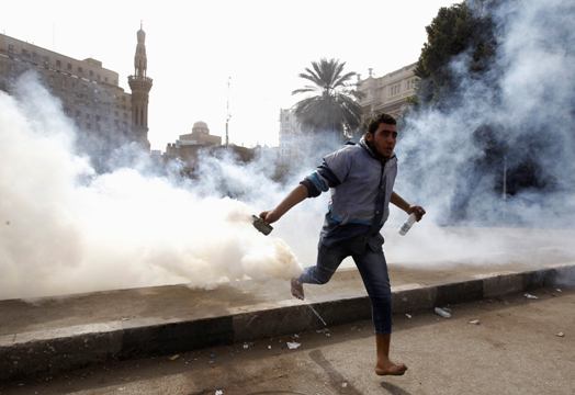 بالأسلحة البيضاء والمولوتوف.. إصابة أكثر من 30 شخصا فى اشتباكات بين مؤيدى ومعارضى مرسي بالأقصر