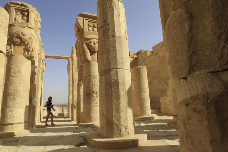 اكتشاف معبد للإلهة إيزيس من عصر الملك بطليموس الثاني جنوبي القاهرة