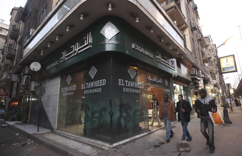 إغلاق فروع البنوك وشركات الصرافة ومحلات الذهب القريبة من ميدان التحرير