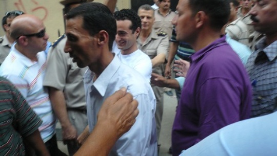 محدّث - إحالة النشطاء أحمد دومة وأحمد ماهر ومحمد عادل للمحاكمة بتهم بينها التظاهر دون إخطار