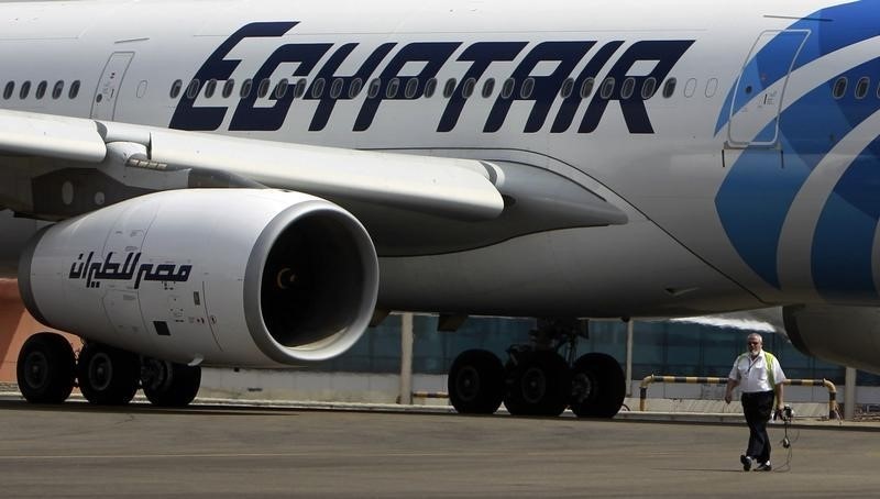 مصر للطيران: عودة طائرة الرياض بعد تحركها بسبب هياج 3 ركاب مخمورين