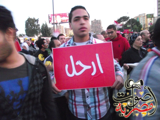 متظاهرو الإتحادية يرفعون الأحذية ويهتفون خلال كلمة مرسي 