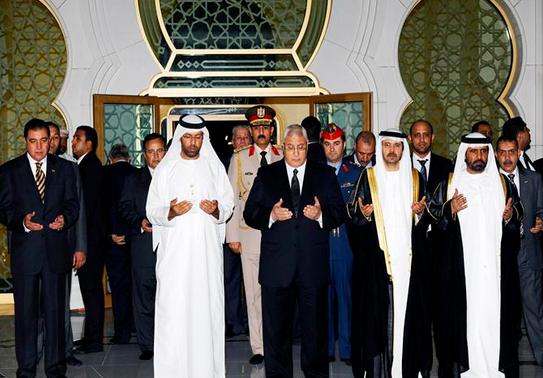 الرئيس منصور يزور ضريح الشيخ زايد بأبو ظبي ويختتم زيارته للكويت