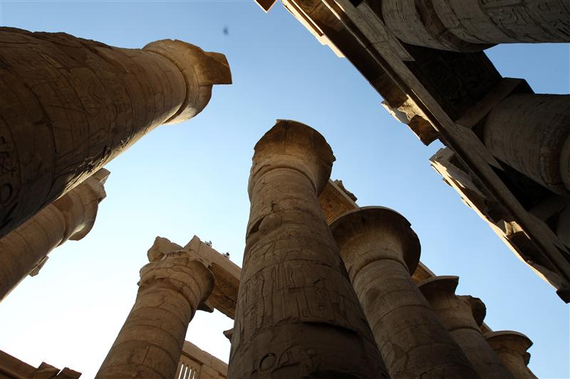 مصر تتسلم من بريطانيا جزءا من أحد أعمدة قاعة الملك تحتمس الرابع بمعبد الكرنك