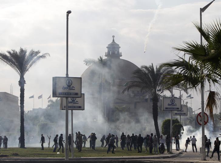 اشتباكات بين طلاب الإخوان والشرطة أمام جامعة القاهرة.. أطلقوا الألعاب النارية فردت الشرطة بالغاز