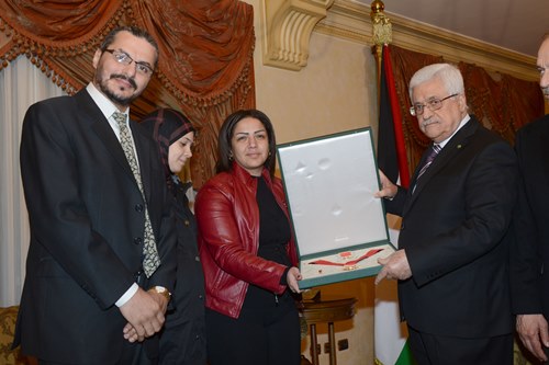 الرئيس الفلسطيني يمنح وسام الاستحقاق والتميز لأحمد فؤاد نجم