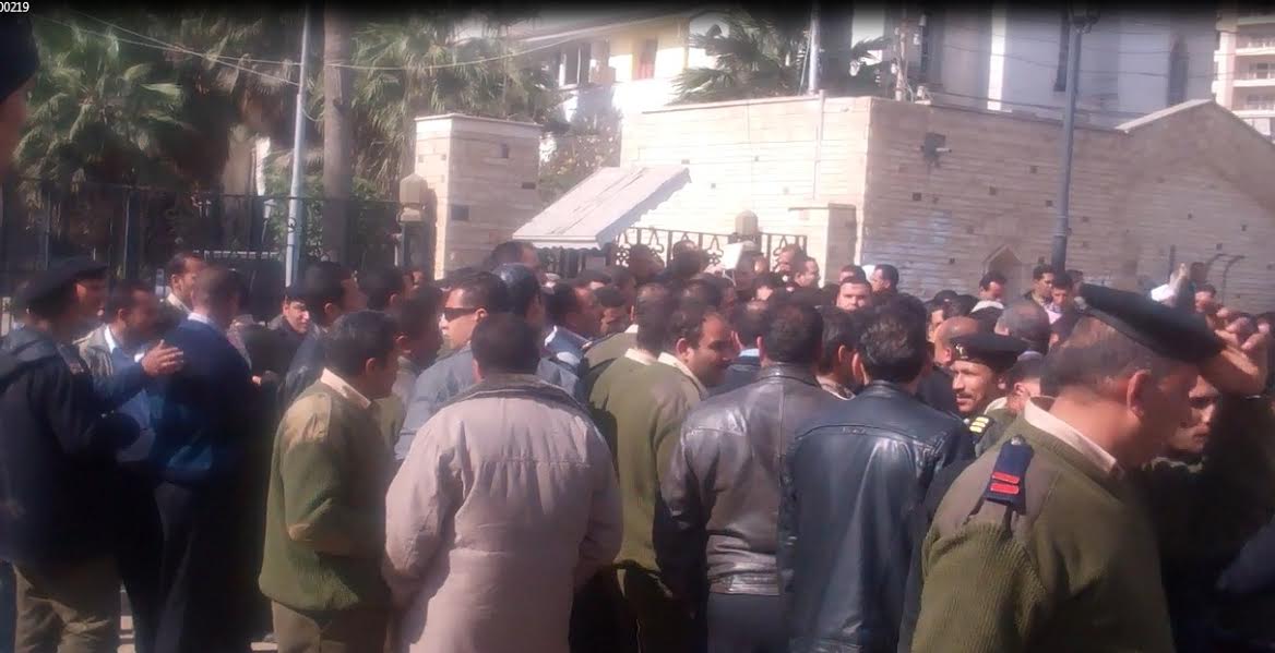 أمناء وأفراد الشرطة يغلقون أبواب مديرية أمن كفر الشيخ بعد انتهاء مهلة الاستجابة للمطالب