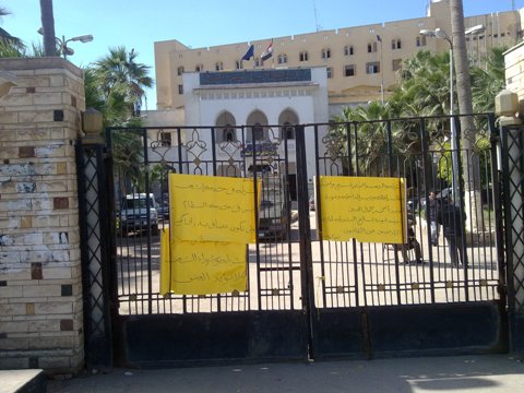 ضباط وأمناء شرطة يغلقون الباب الرئيسي لمديرية أمن كفر الشيخ ويدخلون في اعتصام مفتوح