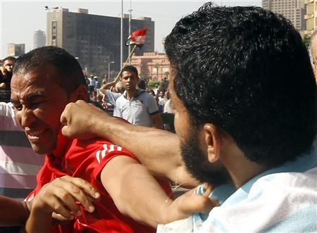 شاهد رويترز: اشتباكات بين انصار ومعارضي الاخوان المسلمين في التحرير