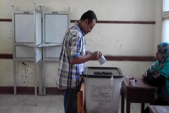 المصريون يدلون بأصواتهم في اليوم الثاني بالمرحلة الأولى من الانتخابات بالداخل