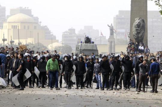 عاجل- متظاهرو  قصر النيل يشعلون النار في مدرعة للشرطة دهست مواطنا