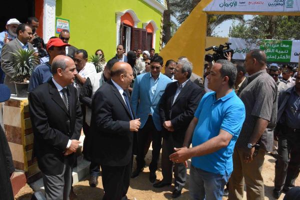 وزير التنمية المحلية يفتتح أعمال إعادة إعمار وتطوير 50 منزلا بالمنيا ضمن مبادرة 