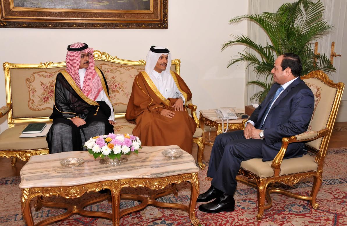 السيسي يلتقي مبعوثي قطر والسعودية ويؤكد التزام مصر بـ