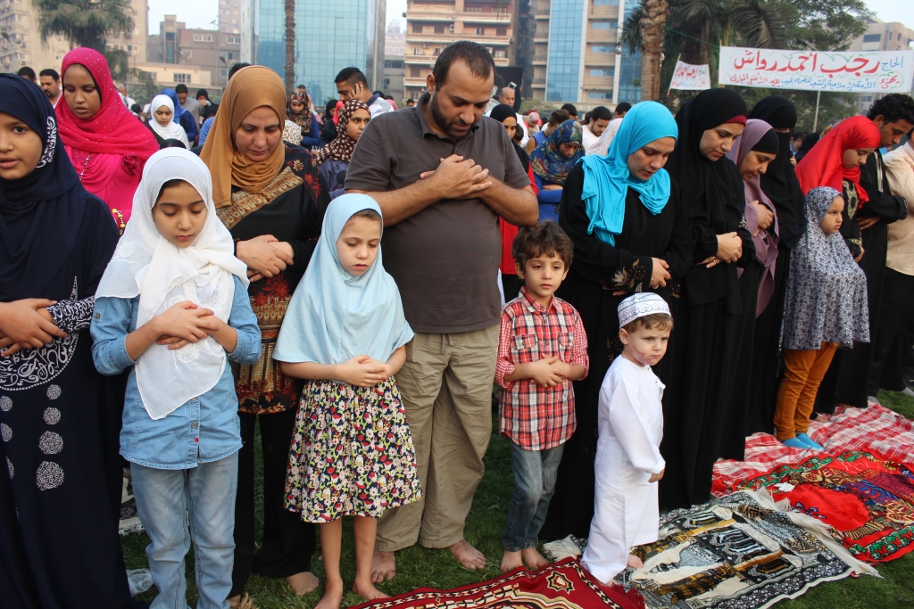 الملايين يؤدون صلاة العيد بمحافظات مصر..والسيسي في مسجد مجاور لقصر الاتحادية